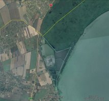 врет гугл мапс, на самом деле эта треугольнообразная часть это суша. а за ней Днестровский лиман всего лишь, а не море. до моря нам далековато