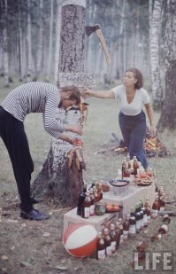 В этой фотографии прекрасно всё: туфли, коленки, пенёк с носом