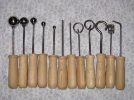 Грешным делом подумала, что это объедки от набора для изготовления цветов из ткани. Та ещё пыточная коллекция  Шарики называются бульками.