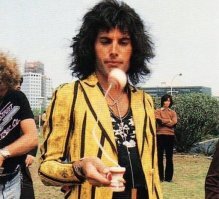 Увлечённо осваивает игрушку "кэндама". Мне в детском садике дарили такую же под названием "бильбоке".  Ну и что, что под тридцатник Феде? В каждом мужчине живёт мальчик.
Вот кафтан на другой фотке - отвал башки, люто завидую.