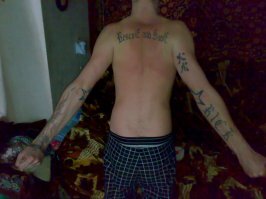 Был у нас на районе один парнишка косивший под Тимати. И из-за звезд на локтях бывшие зэки сломали ему обе руки.. Теперь инвалид 2й группы.