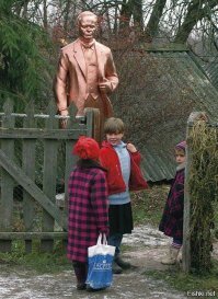 А вот памятник Зюганову переделанный из памятника Ленину в Мымрино,что является малой родиной председателя КПРФ.