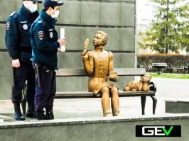 хоть наш орск каким-то чудом сюда и попал, нашим глубоко всё пох -народ толпами без масок мимо них валит - 0 внимания! за весь период самоизоляции что-то типа 15  административных протоколов составлено с предупреждениями (на начальных этапах)