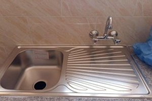 много всякого кривожопства, но и 50% - это просто прикол для фото явно.
Один из приколов - раковина, которую просто повернуть надо на 180 градусов и встанет точно под кран, слева будет площадка для посуды, а не справа (кстати, она и должна быть слева, а не как на фото)!