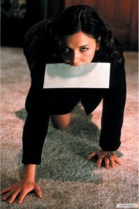 Ну может форма высказывания и странная, но фактически деваха то права.
Тут как в классическом программистском цикле ИЛИ (if): 
Условие: 
1) не адекватен ОН - тогда под условия включаются: 

1.1)  зачем выходила замуж за неадеквата? 
        (еще один уровень: 
         а) - нравятся уроды (мазахисток ни кто не отменял ) 
         б) классическое: все мужики козлы, а из этого вытекает что все бабы у которых мужики козлы - ДУРЫ)
1.2) почему сейчас живешь с неадекватом? И тут рекурсия к 1.1) а) или к 1.1) б)

2) неадекват ОНА из всех сил провоцирующая мужика на побои и тут два условия - ветвления цикла:

2.1.) Вариант Джонни Деппа и ЭМБЕР ХЕРД в котором было доказано, что избивала Джонни Эмбер, а вот в суд с царапинами, когда он от неё отбивался первой побежала ОНА, это не отменило модель: бабы - дуры (рекурсия в 1.1) б)), потому как фактические сведетельства о побоях и издевательствах над Деппом ЭМБЕР умудрилась предоставить САМА через свои же записи в соцсетях...

2.2.) простое: опять таки рекурсия к 1.1.) а) мазохистка как в фильме секретарша, ну надо ей чтоб её перед сексом хоть как то, но унизили, или в место секса.

На мой взгляд именно это Регина и пыталась сказать, как могла, попроще.

Психологи советуют никогда не заступаться за женщину которую перед вашими глазами бьет муж или сутенер, почти 100%  Вас начнут бить оба, а потом еще и Вас постараются обвинить в всех грехах и за решетку упечь.