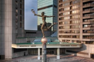 В центре Москвы стоит и что? Там ходят все - и взрослые, и дети.