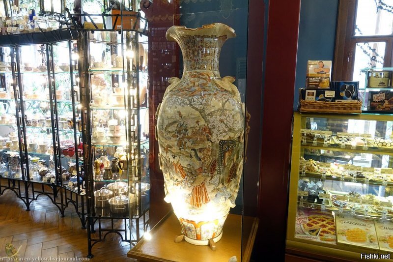 Моква, Мясницкая, Чайный дом Перлова ("Китайская шкатулка").
Думаю, не хуже. Где Гиннесс?