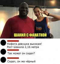 походу дама на чем-то стоит, судя по всей композиции, может быть не на табурете, а если и на табурете, то точно на черном