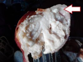 То что визуально напоминает грудку, это жаренное сало, чуть розоватый оттенок и блестит. Грудка готовиться очень быстро,а маринад из меда карамелизуется и способствует сохранению в грудке сочности.