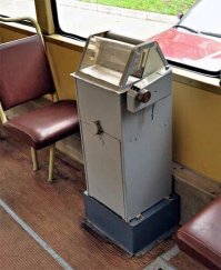 Вот тут человеку минусов наставили, а зря. На фото последний образец подобных аппаратов, в котором резиновая лента под прозрачным колпаком разделена на ячейки, где сразу видно, кто и сколько кинул монет. До этого были несколько другие. Так что совесть, конечно лучший контролер, но и соседи-пассажиры не дремлют)))