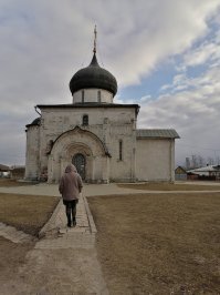 вот такая хренотень около главной достопримечательности в Юрьев-Польском...