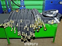 в конце 80-х, когда на уличных замесах были популярны нун-чаки, мы таскали за поясом шланги от гидравлической системы трактора. и менты не могли ничего нам предъявить за холодное оружие и в драке такой шланг, с увесистыми металлическими наболдашниками, был не менее эффективен, чем нун-чаки Брюса Ли