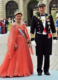 А лучше, простите, долой самодержавие!