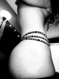 Спалилась: девушку-механика уволили с работы из-за снимков 18+