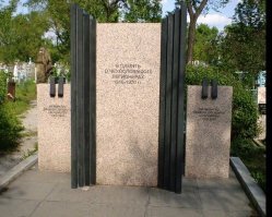 Памятники чехословацким легионерам-пособникам белогвардейцев есть в Челябинске, Бузулуке, Екатеринбурге, Красноярске, Кунгуре, Нижнем Тагиле и других городах. Кто нибудь может обьяснить, зачем почтили память эти мразей? И почему бы все эти памятники не снести сейчас? Ну, чтобы нынешние чешские мрази получили урок.
Вот памятник в Красноярске: