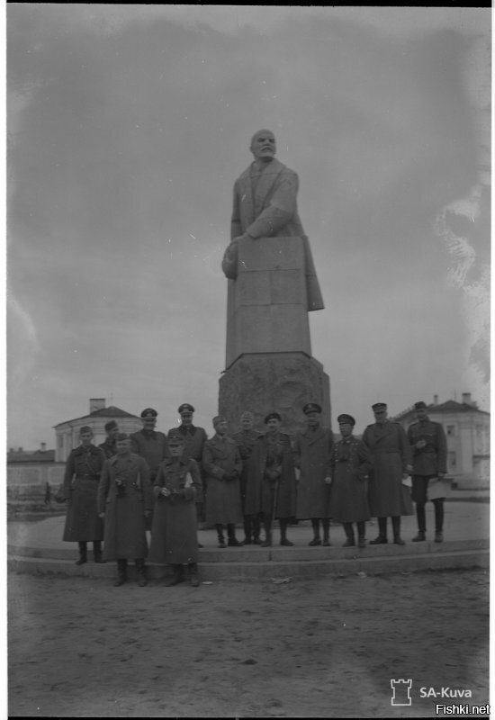Ну, почему же никто не помнит. 
Вот фото из захваченного финнами Петрозаводска. Американский военный атташе стоит рядом с немецкими и и финскими офицерами, а также японским военным атташе.