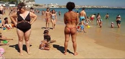 Вы, наверное, не видели целлюлитов :) На этих фотографиях много упитанных женщин, но нет целлюлита. Эта штука в сегодняшнем мире есть не только у толстых, но и у худых бывает, если вы не в курсе. Целлюлит - не толстота, а "апельсин" на коже. 
Сходите на сегодняшние многолюдные пляжи (не молодёжные, а общие бесплатные в разгар сезона) и сравните с фото в посте.