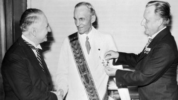 Генри Форд получает Железный крест Германского Орла © Bettmann Gettyimages.ru