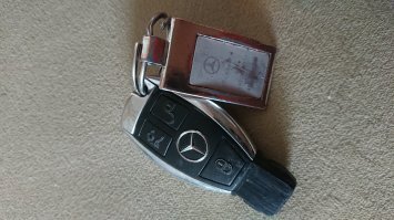 Ключи от Мерса именно так и выглядят, у них нет металлического жала