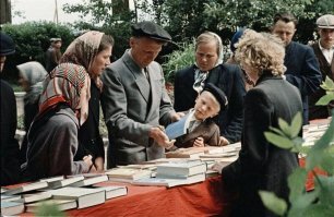 Мои посты скорее для просматривания, чем для чтения. Отобрать фотки и разместить их в определенной последовательности - это я умею. А вот отношения с буквами, словами, предложениями, параграфами у меня довольно сложные (особенно по-русски). Так что критика твоя, хоть и верная, но до меня не достучится.
Не обессудь.

.