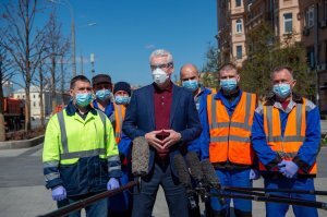 Жителей Москвы, которые нарушают социальную дистанцию в 1,5 метра, будут штрафовать. - сообщает мэрия Собянина.

Тоже Собянин: