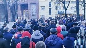Зачем, у нас своих идиотов хватает, Когда у вас устроили давку в метро у нас то-же самое устроили на проходных заводов.