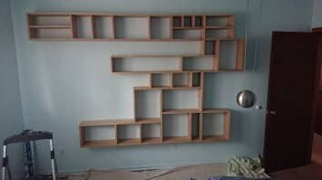 Рукоделие. Массив. Не клееная панель,просто --дуб... Книжная полка в комнату (и  дизайн ) дочки. Исполнение-мое.  Из инструментов-- электропила (отрезная), дрель, сверла, линейка, и шлиф.машина. ( полка сейчас в покраске( в белый цвет, по желанию дочки).Пришлось покрасить дуб...(((. это промежуточное фото, извините).