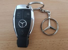Я тоже только что открыл эту вкладку, и минусов не ставил, но тем не менее отвечу. То что у вас на фото - ключ от Бьюка с выкидным  жалом. У моего Фольксвагена похожий. Но Мерседес, уже более пятнадцати лет использует именно такой ключ как та флешка в посте.
Впрочем, в последнее время, всё чаще используют бесконтактные ключи которые не имеют этого выступа так как они всё время лежат в кармане и их не надо никуда втыкать.