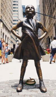 История памятника “Бесстрашная девочка” напротив биржи NYSE