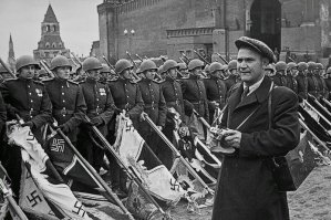 Один раз прочёл, запало в голову - обратите внимание на воинов со знамёнами, у них практически нет боевых наград ! Написано было, что знамёна бросали к ногам верховного главнокомандующего не люди с фронтов, а сотрудники КГБ, так сказать, проверенные кадры.
