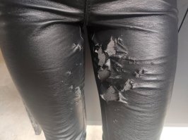 Тут дело не в том, что влезла или не влезла (вроде не толстая же, да и штаны явно не в натяг). Дело в дешёвом кожзаме - со временем он сам начинает "облазить".