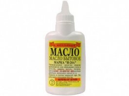 Я всегда использовал обычное бытовое масло. У него очень низкая вязкость и поэтому оно хорошо затекает во все щели.
Автомобильное масло рассчитано на работу при высокой температуре, помазать то можно чем угодно, хоть подсолничным)))