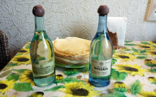 Эта пробка оказалась настолько удачной, что понравилась огромному количеству людей и производителям алкогольной продукции.
==========
До этого была с пробкой, да под сургучом  Добраться до содержимого , особенно " когда душа горит " ( кто открывал вино без штопора , тот знает ) была проблема. А тут секунда и готово