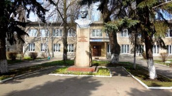 Николенко, Степан Михайлович
В 1940 году в боях возле укреплённой полосы Хонтинен-Турто батальон Степана Николенко занял важный плацдарм. Взорвав вражескую бронированную огневую точку, Николенко углубился в тыл врага и нанёс сокрушительный удар по обороняющимся силам противника, расчистив дорогу для наступления.
 Также в боях за населённый пункт Юккала Николенко обеспечил связь между пехотой и артиллерией, впервые использовав указательные флажки для управления танками, не имевшими в то время радиосвязи. Таким образом, старший лейтенант Николенко сумел обеспечить военное преимущество перед противником без материальных потерь.

Своими умелыми и решительными действиями обеспечил целый ряд успешных действий танков без материальных и людских потерь.
  Из наградного листа Степана Николенко
Указом Президиума Верховного Совета СССР от 11 апреля 1940 года Степану Михайловичу Николенко присвоено звание «Герой Советского Союза» и вручён орден Ленина и медаль «Золотая Звезда»

Великая Отечественная война
После окончания советско-финской войны Степан Михайлович Николенко поступил в Военную академию имени Фрунзе, но не успел её закончить. С первого дня участвовал в Великой Отечественной войне, будучи начальником разведотдела 8-го танкового корпуса[1], получил звание майора. 16 августа 1942 года погиб в боях около деревни Жулебино Смоленской области и был похоронен в посёлке Карманово

Память
Именем Героя Советского Союза Степана Никоненко названа средняя школа и одна из улиц родного города героя Харцызска.
Также в городе установлен бюст и мемориальные доски на здании школы, где он учился, и здании завода, где Николенко работал.