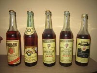 Косыгин - Брежневу: - Леонид Ильич, вот тут ветераны партии жалуются, что на бутылках с водкой перестали делать ушко на пробке – открывать неудобно. - Распорядитесь, чтобы выпускали с ушком. Косыгин уходит... Брежнев открывает холодильник, достает бутылку водки, отвинчивает пробку. С недоумением: - И на хрена здесь ушко?

Вся статья пошла через жопу изза ошибки в анекдоте, не ушко, а козырек. 
Бескозыркой стали называть пробку без козырька. По аналогии с козырьком кепки.