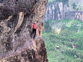 Реакция человека с боязнью высоты:
"Красиво - обосраться!"  (извините)