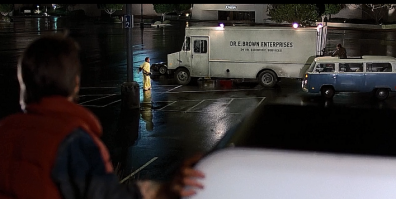 По мне, вот главная нестыковка в фильме - два Марти в одном времени, один вернулся второй ещё не перенёсся в будущее. Получается второй Марти пройдёт весь путь первого? При таком раскладе фильм не имеет завершения.