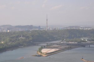 "и солдаты в КНДР вручную выполняют самую сложную работу, в том числе практически 100% национального строительства"
То есть автор сам видел, как несчастные солдаты ,строят вот эти огромные здания вручную.Строители,если здесь есть,правда можно вручную построить такое здание?