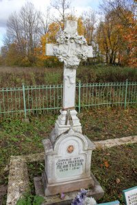 Раз автор топика такой вот типичный лайкодрочер и не хотел чуть потрудится, за него сделаю.
Во времена интернета абсолютно не сложно уточнить, в два-три тыка.
Начнем с того - в д. Мучихино Кировского района Ленинградской области было одиночное захоронение. 
Раньше за ним следили родственники, но последние лет 15 не посещали, может их уже нет в живых.
Поисковики провели работу и уточнили, это могила Ольги Ивановны Леонтьевой, 1920 г.р. 
Военврач 3-го ранга 10 ОСБр, умерла от ран 31 августа 1941 г.
Была проведена экспертиза захоронения и уточнено, останки Ольги Ивановн перенесены в братскую могилу д. Васильково. 
Фото ее памятного надгробья и выложили в заставку топика.
Взято здесь - 
Вечная память Героям не вернувшимся с войны!