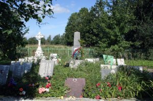 Раз автор топика такой вот типичный лайкодрочер и не хотел чуть потрудится, за него сделаю.
Во времена интернета абсолютно не сложно уточнить, в два-три тыка.
Начнем с того - в д. Мучихино Кировского района Ленинградской области было одиночное захоронение. 
Раньше за ним следили родственники, но последние лет 15 не посещали, может их уже нет в живых.
Поисковики провели работу и уточнили, это могила Ольги Ивановны Леонтьевой, 1920 г.р. 
Военврач 3-го ранга 10 ОСБр, умерла от ран 31 августа 1941 г.
Была проведена экспертиза захоронения и уточнено, останки Ольги Ивановн перенесены в братскую могилу д. Васильково. 
Фото ее памятного надгробья и выложили в заставку топика.
Взято здесь - 
Вечная память Героям не вернувшимся с войны!