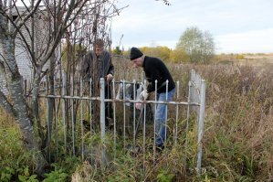Раз автор топика такой вот типичный лайкодрочер и не хотел чуть потрудится, за него сделаю.
Во времена интернета абсолютно не сложно уточнить, в два-три тыка.
Начнем с того - в д. Мучихино Кировского района Ленинградской области было одиночное захоронение. 
Раньше за ним следили родственники, но последние лет 15 не посещали, может их уже нет в живых.
Поисковики провели работу и уточнили, это могила Ольги Ивановны Леонтьевой, 1920 г.р. 
Военврач 3-го ранга 10 ОСБр, умерла от ран 31 августа 1941 г.
Была проведена экспертиза захоронения и уточнено, останки Ольги Ивановн перенесены в братскую могилу д. Васильково. 
Фото ее памятного надгробья и выложили в заставку топика.
Взято здесь - 
Вечная память Героям не вернувшимся с войны!