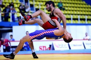 Педофильные скандалы и в церкви не новость. А вот слышали ли вы чтоб те кто занимался борьбой превратились в геев? 
Когда борешься, все мысли лишь о том чтобы выжить, чтоб тебе ни чего не отломили и пытаешься поймать соперника на ошибке положив его на лопатки или заставить сдаться через болевой или удушающий. Отдайте ребёнка в секцию борьбы и увидите как он окрепнет и станет мужественней.