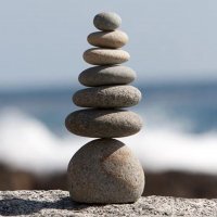 Не снимаю вины с девчины, но конструкция не закреплена вообще... Это просто сложенные друг на друга "камушки".