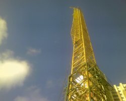 Расчал не должен так болтаться ! Его вырвало ! На нашем кране один раз всю Землю хотели поднять и вот , что у них получилось ..... на последней фотке как выходил кранвщик !!!
