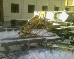 Расчал не должен так болтаться ! Его вырвало ! На нашем кране один раз всю Землю хотели поднять и вот , что у них получилось ..... на последней фотке как выходил кранвщик !!!