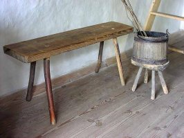 Интересный фактик, за лет 10 до изобретения этой парты, из школ и гимназий убрали вот это: