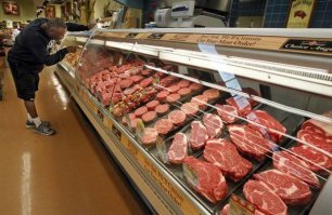 Зашёл по ссылке, там написано, вводится временное ограничение на продажу КРУПНЫХ УПАКОВОК  мяса и фарша, компания  Kroger, продаёт мясо и фарш упаковками по несколько кг.
 Продажу именно больших  упаковок в одни руки временно ограничили.