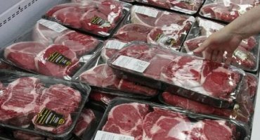 Зашёл по ссылке, там написано, вводится временное ограничение на продажу КРУПНЫХ УПАКОВОК  мяса и фарша, компания  Kroger, продаёт мясо и фарш упаковками по несколько кг.
 Продажу именно больших  упаковок в одни руки временно ограничили.