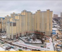 Ответ на эту сакральную тайну знают великие мудрецы из застройщиков ЖК ОДИНБУРГ, что лежит в далеком Одинцово, за семью ростовскими морями и высокими беларусскими горами. Именно благодаря их мудрости, ябы даже сказал хитромудрости и хитрожопости, один из владельцев земельного участка вошел в жесткий клинч с застройщиком и теперь посреди красавца-Одинбурга красуется частная избушка и огородик. Все как в Великобритании.