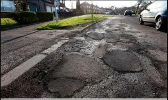 Здесь наверное то же "Путин все украл"? Или это другое? И будем ли мы по этим фото судить все дороги в США, Великобритании и ЕС? Так что "я сама дочь офицера" по своей Жмеринке не суди о России!